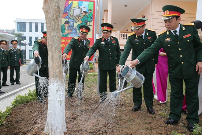 Bộ trưởng Quốc phòng kiểm tra bộ đội thông tin - ảnh 4