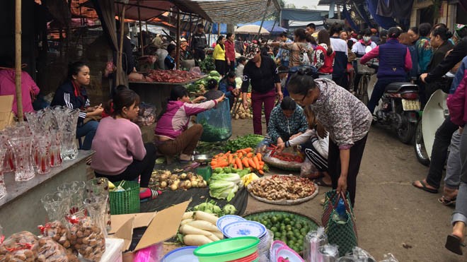 Chợ 30 Tết: 1kg thịt bò mua được 10 kg thịt lợn - ảnh 1
