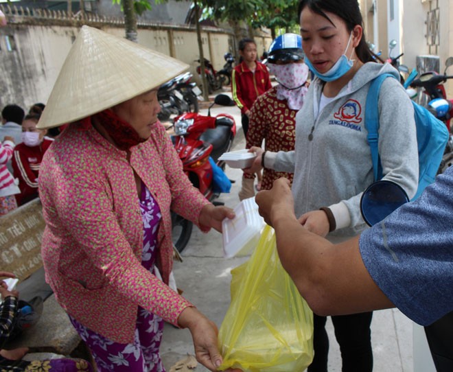 Người dân quanh “vành đai lửa” nơm nớp lo sợ - ảnh 1