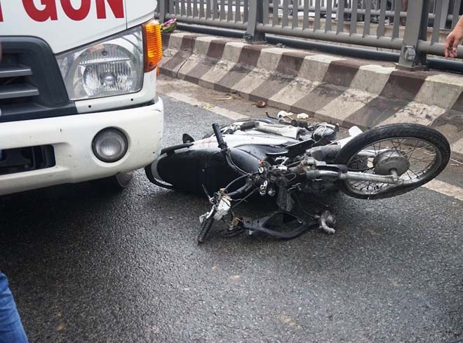 Bị xe ben tông trực diện kéo lê 20m, người đàn ông tử vong - ảnh 1