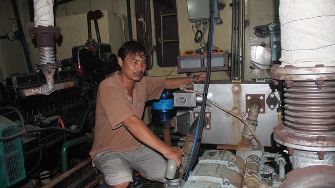 Vụ tàu vỏ thép nằm bờ: Ngư dân lo đứng bờ vực phá sản - ảnh 1
