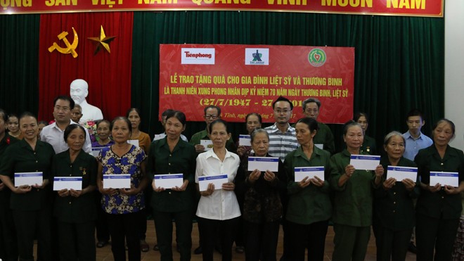 Trao 100 triệu đồng cho gia đình liệt sỹ, thương binh tại Hà Tĩnh - ảnh 2