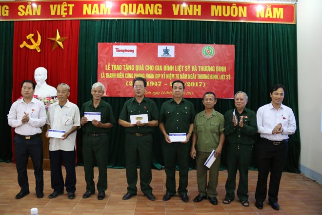 Trao 100 triệu đồng cho gia đình liệt sỹ, thương binh tại Hà Tĩnh - ảnh 4