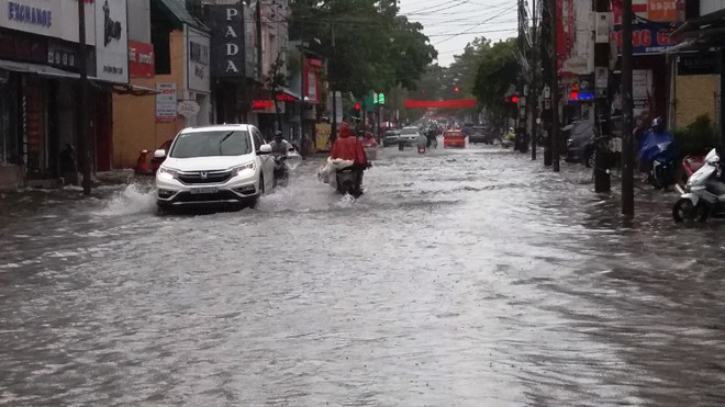 Đường phố Huế thành sông sau cơn mưa lớn - ảnh 5