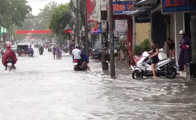 Đường phố Huế thành sông sau cơn mưa lớn - ảnh 1