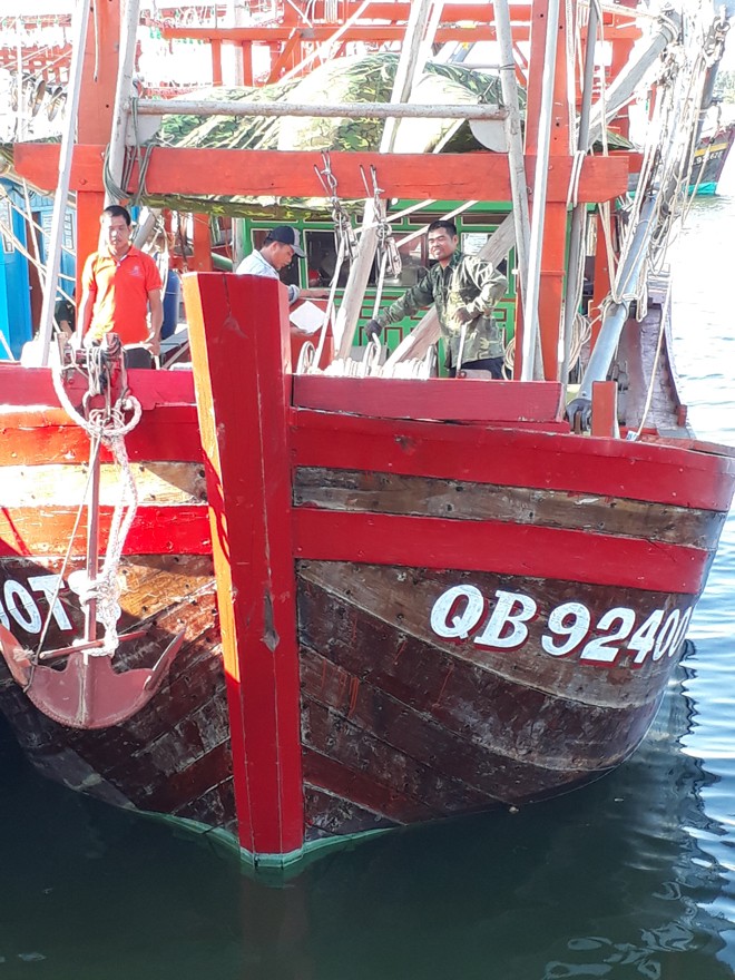 Cứu thành công tàu cá và 9 ngư dân gặp nạn trên biển - ảnh 1