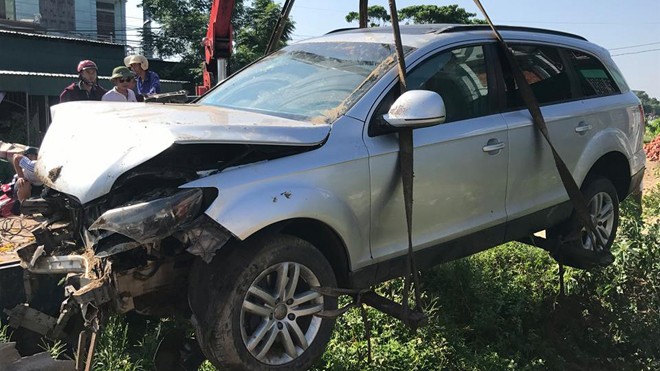 Audi Q5 mất lái lao xuống ruộng - ảnh 1