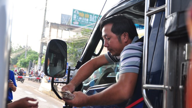 Tài xế dùng tiền xu, BOT QL 1 tuyến tránh Biên Hòa phải xả trạm - ảnh 1
