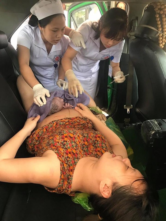 Hy hữu chồng đỡ đẻ cho vợ trên taxi - ảnh 1