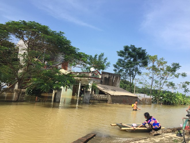 Lũ lụt ở Thanh Hóa: Nước ngập gần bàn thờ trong ngày giỗ - ảnh 3