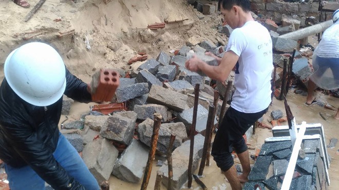 Trong tâm bão, người dân nức nở kể 'sáng ngủ dậy thấy mất nhà' - ảnh 4