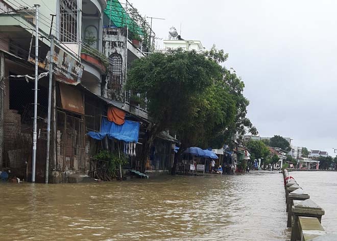 Đường phố Bình Định chìm trong biển nước, người dân dùng máy cày vượt lũ - ảnh 2