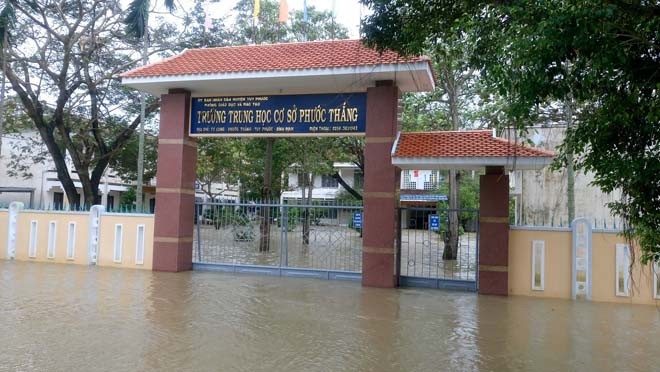 Đường phố Bình Định chìm trong biển nước, người dân dùng máy cày vượt lũ - ảnh 8