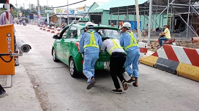 “Hỗn loạn” ở trạm BOT Cai Lậy, tài xế bức xúc bóp còi inh ỏi - ảnh 1