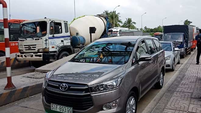 “Hỗn loạn” ở trạm BOT Cai Lậy, tài xế bức xúc bóp còi inh ỏi - ảnh 2