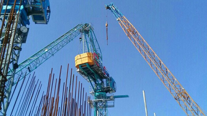 Giải cứu thành công 2 cần cầu khủng gãy do bão - ảnh 3