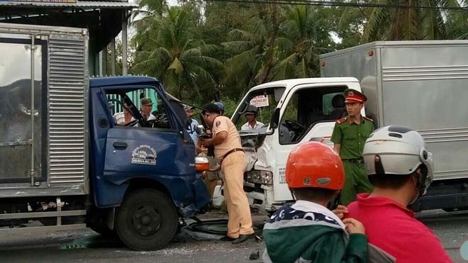Người dân phá cửa xe tải cứu tài xế mắc kẹt sau va chạm - ảnh 1