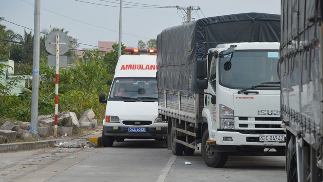 BOT Sóc Trăng tiếp tục bị phản đối, xe cứu thương mắc kẹt ở trạm - ảnh 2