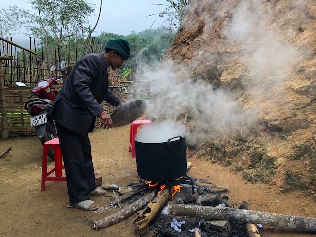 Bà con dân tộc Thái mổ trâu, thịt lợn ăn mừng tuyển U23 đá chung kết - ảnh 5