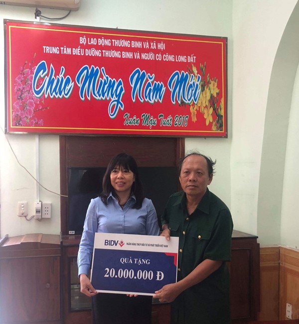 Báo Tiền Phong và đối tác trao quà Tết cho thương bệnh binh - ảnh 1