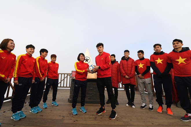 U23 Việt Nam thượng cờ trên đỉnh Fansipan - ảnh 8