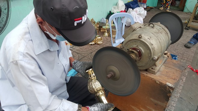 Chùi lư đồng ngày Tết ở Sài Gòn, kiếm tiền triệu mỗi ngày - ảnh 9