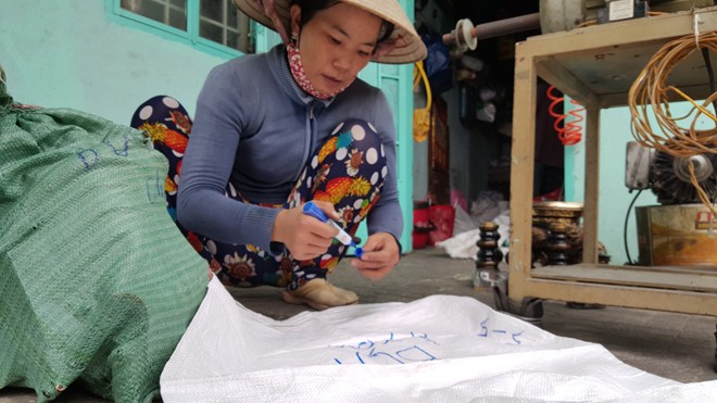 Chùi lư đồng ngày Tết ở Sài Gòn, kiếm tiền triệu mỗi ngày - ảnh 1