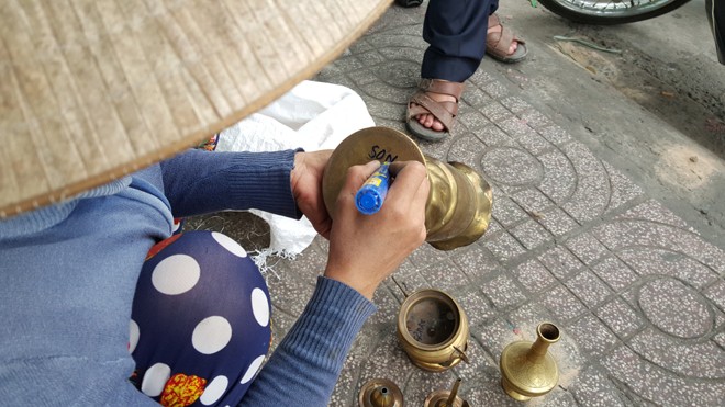 Chùi lư đồng ngày Tết ở Sài Gòn, kiếm tiền triệu mỗi ngày - ảnh 2