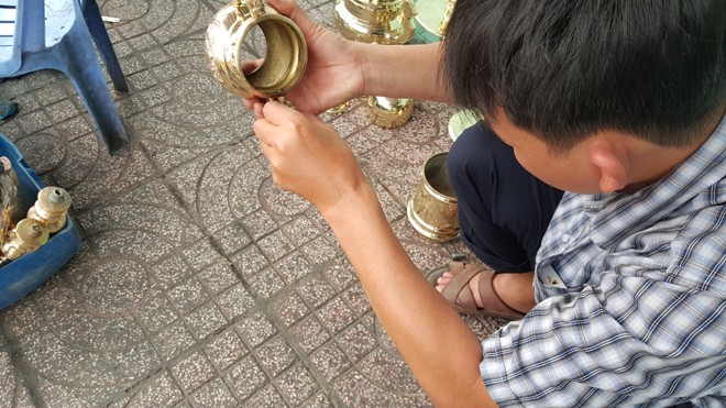 Chùi lư đồng ngày Tết ở Sài Gòn, kiếm tiền triệu mỗi ngày - ảnh 4