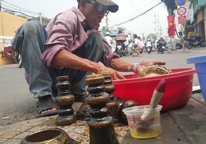 Chùi lư đồng ngày Tết ở Sài Gòn, kiếm tiền triệu mỗi ngày - ảnh 5