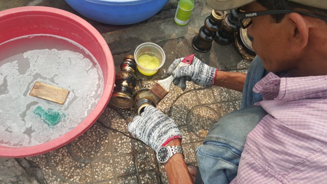 Chùi lư đồng ngày Tết ở Sài Gòn, kiếm tiền triệu mỗi ngày - ảnh 6