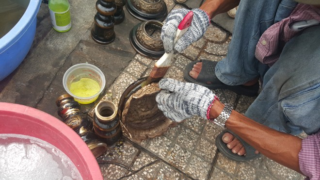 Chùi lư đồng ngày Tết ở Sài Gòn, kiếm tiền triệu mỗi ngày - ảnh 7