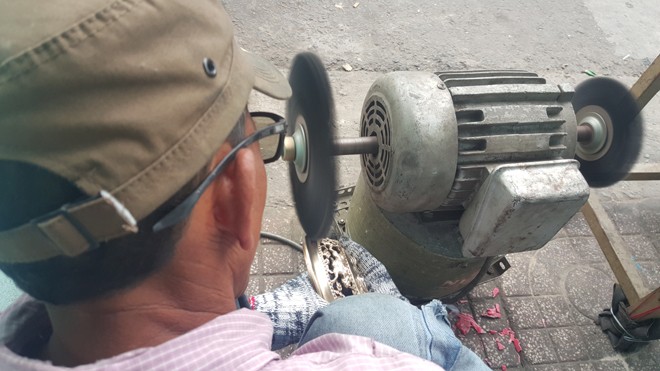 Chùi lư đồng ngày Tết ở Sài Gòn, kiếm tiền triệu mỗi ngày - ảnh 8