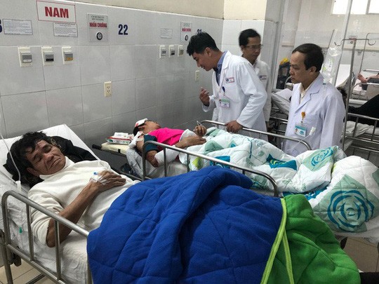 Vụ lật xe làm 13 người thương vong: Tài xế nghe điện thoại khi lái xe? - ảnh 2