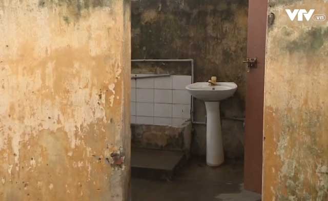 Nhà vệ sinh trường học: 'Nếu trong đó quá 10 giây là ngất' - ảnh 1