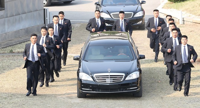Nhìn gần dàn cận vệ xếp hình chữ V hộ tống ông Kim Jong Un - ảnh 3