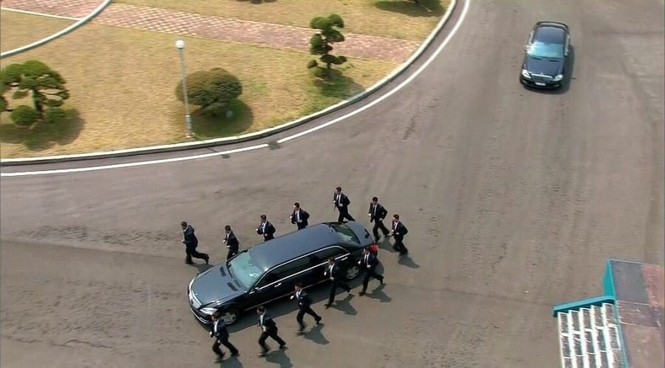 Nhìn gần dàn cận vệ xếp hình chữ V hộ tống ông Kim Jong Un - ảnh 4