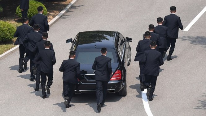 Nhìn gần dàn cận vệ xếp hình chữ V hộ tống ông Kim Jong Un - ảnh 5