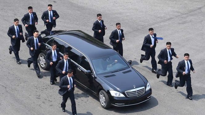 Nhìn gần dàn cận vệ xếp hình chữ V hộ tống ông Kim Jong Un - ảnh 6