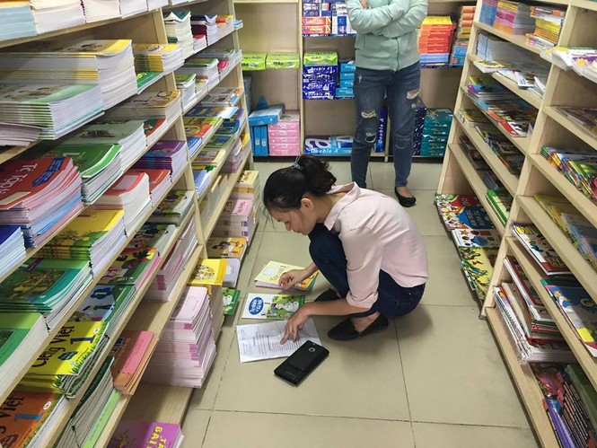Lí do nào khiến sách giáo khoa đầu cấp ‘cháy hàng’, giá vọt cao? - ảnh 1