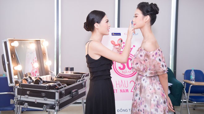 Bật mí “bí kíp” trang điểm của các thí sinh HHVN 2018 - ảnh 7