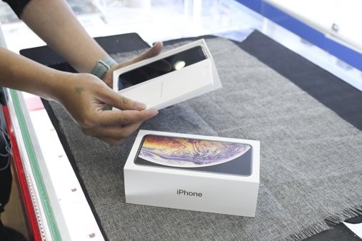 Mở hộp chiếc iPhone XS Max đầu tiên về Việt Nam giá 68 triệu đồng - ảnh 1