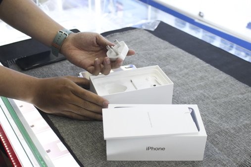 Mở hộp chiếc iPhone XS Max đầu tiên về Việt Nam giá 68 triệu đồng - ảnh 2