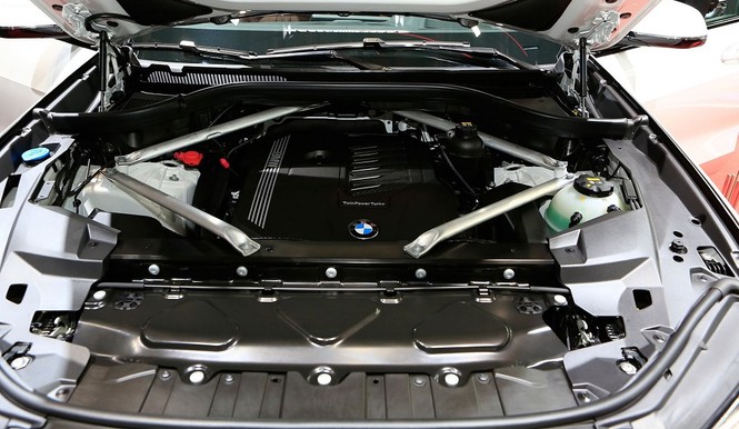 Khoang động cơ của BMW X5