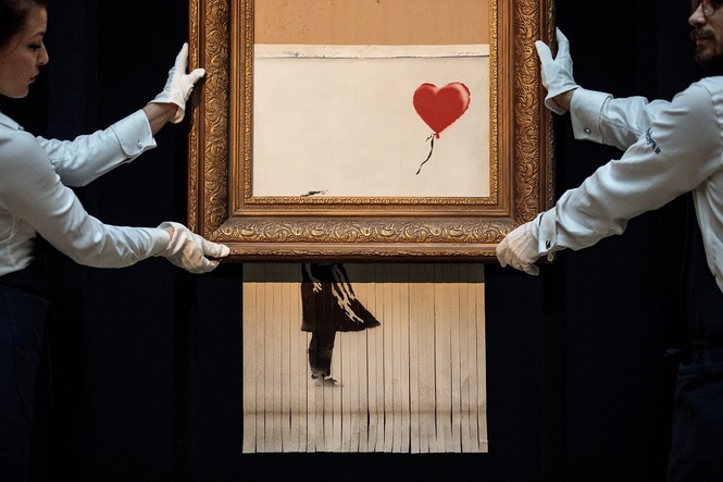 Bức tranh “Love is in the bin”