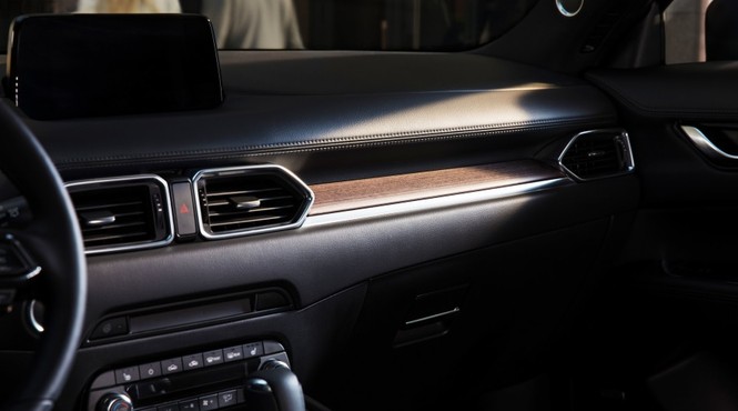 Mazda CX-5 Signature cũng có thêm các miếng ốp gỗ thật