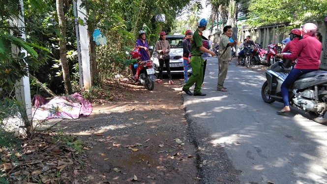 Phát hiện người đàn ông tử vong trước cổng quán cà phê ở Tiền Giang - ảnh 1