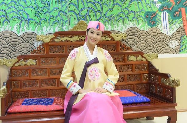Ngọc Hân mặc Hanbok lộng lẫy ở Hàn Quốc - ảnh 1