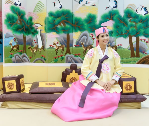 Ngọc Hân mặc Hanbok lộng lẫy ở Hàn Quốc - ảnh 2