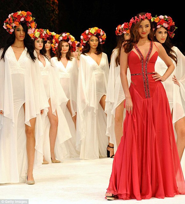 Miranda Kerr đeo vòng cổ giá hơn 60 tỷ đồng - ảnh 2